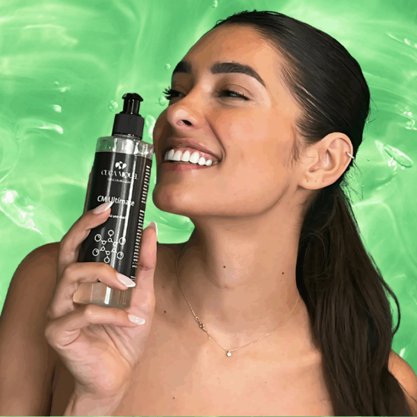 Modelo aplicando Champú Equilibrante en el cabello