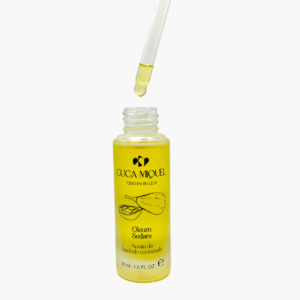 Aplicación de Oleum Sedare sobre rostro limpio, tratamiento facial con oxígeno activo y efecto antioxidante inmediato.