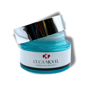 Aplicación de crema con retinol y vitamina C sobre la piel, ideal para reducir arrugas, manchas y mejorar la firmeza.