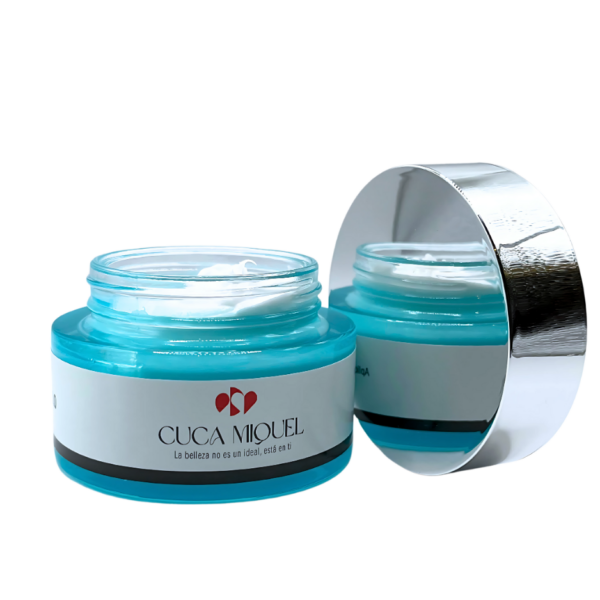 Ingredientes activos de la crema antiedad: retinol, vitamina C, acerola y aceites vegetales nutritivos.