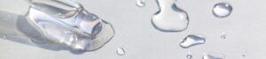 Aplicación de retinol en la piel como parte de la rutina facial