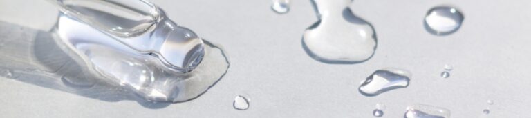 Aplicación de retinol en la piel como parte de la rutina facial